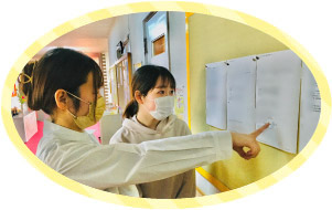 職員室や講師控室会議室などがあります。廊下に求人票を提示しています。